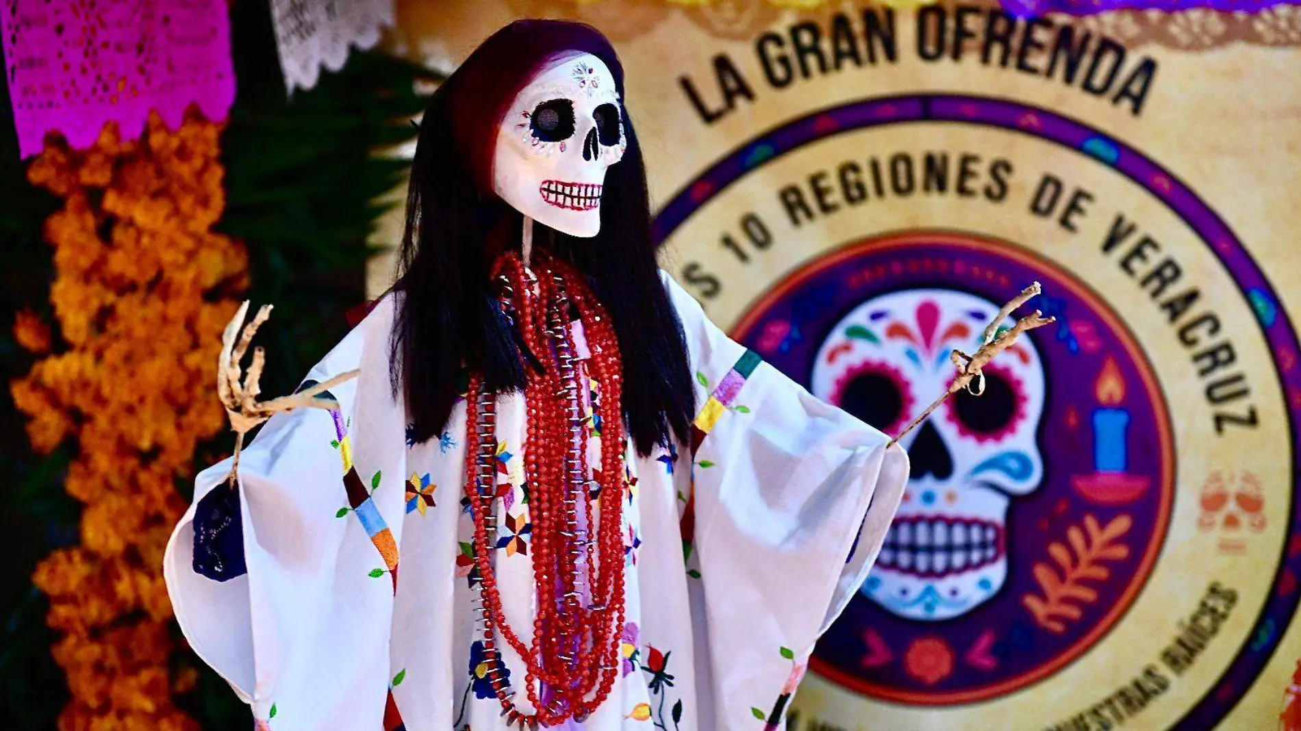 Inauguran Gran Ofrenda a las 10 regiones de Veracruz en el Complejo Omega 